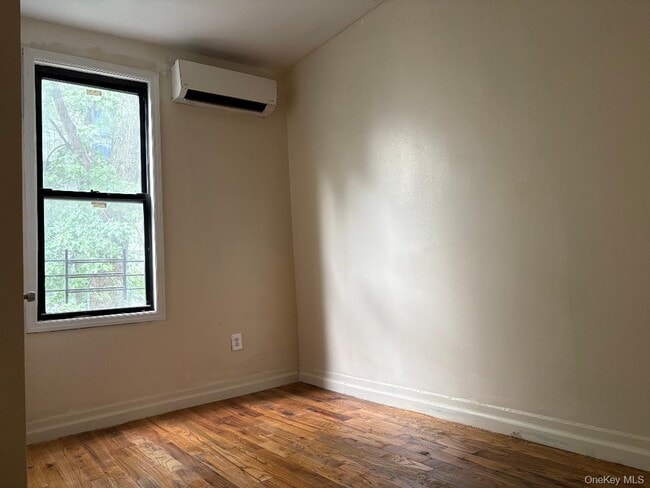 Building Photo - 342 E 194th St