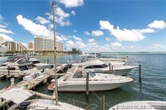 Building Photo - 905 Brickell Bay Dr