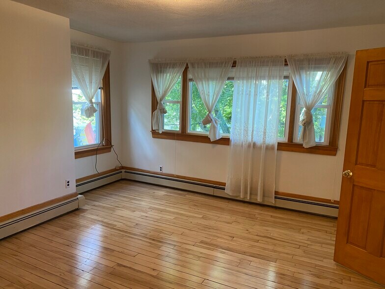 Building Photo - 114 Thorndike St