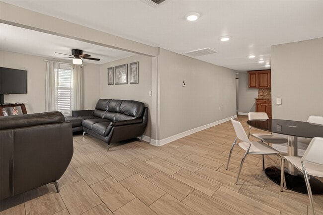 Building Photo - 705 Center St