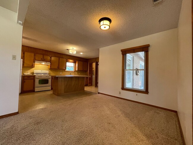 Building Photo - Cozy 3-Bed, 2-Bath Retreat in Serene Neigh...