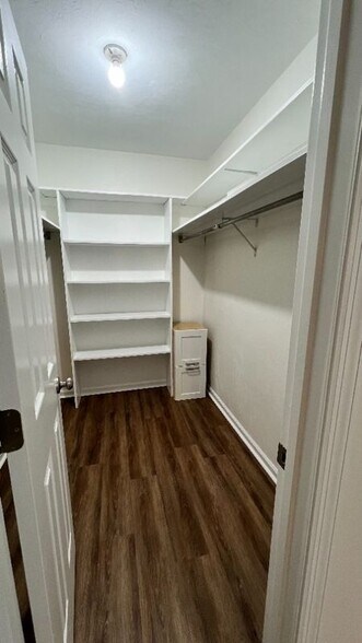 Building Photo - 818 Jamestown Ct