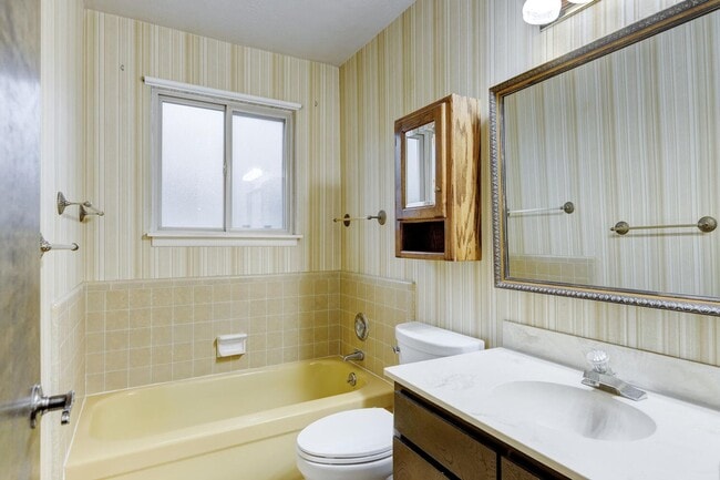 Building Photo - Charming Residence in a Prime Location 3bed/2bath - Shop Not Included