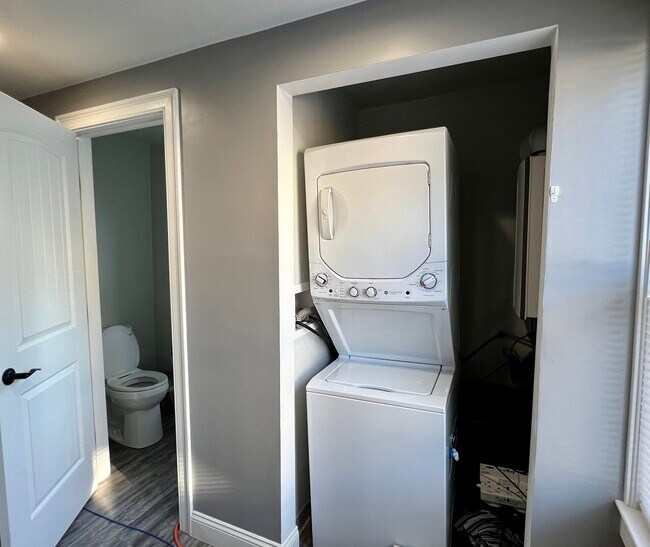 Building Photo - 410 Pequot Ave