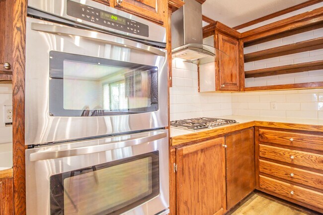 Building Photo - Spacious & Updated 4/2