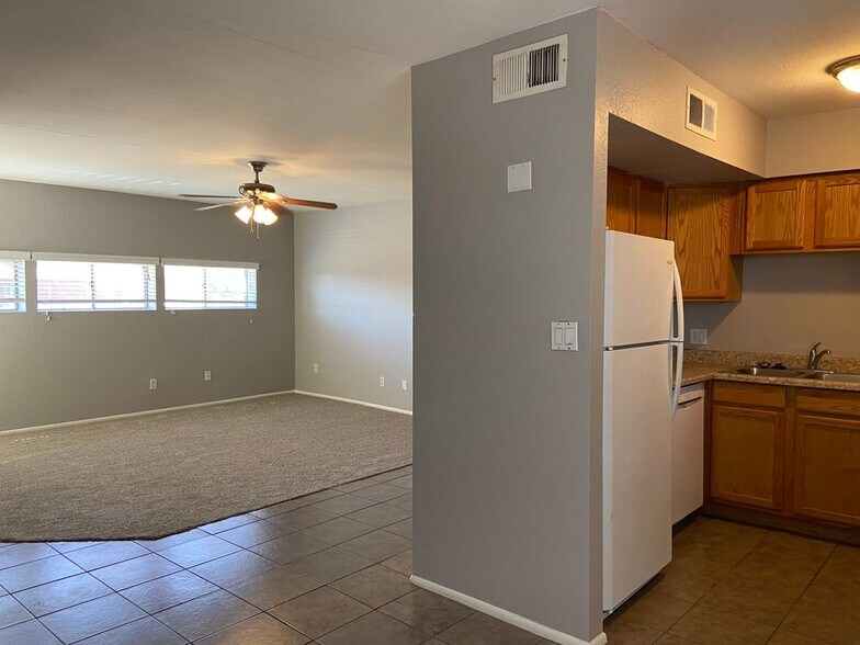 Building Photo - 2693 E Oakleaf Dr