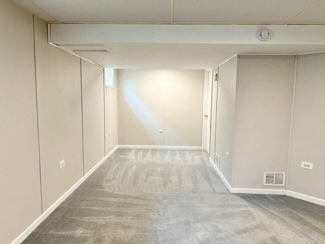 Building Photo - 540 N Crystal Ave