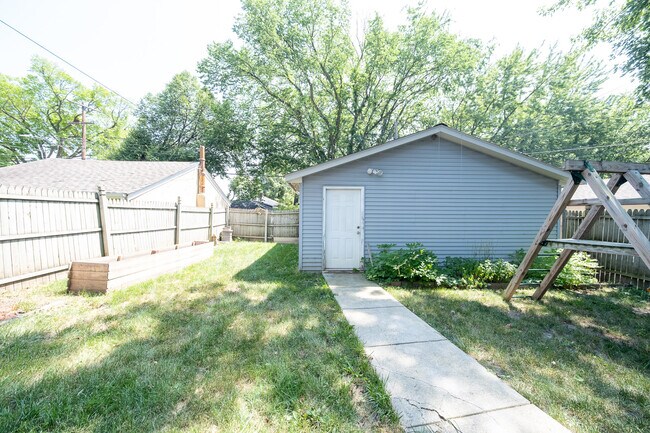 Building Photo - 2654 N Vincent Ave