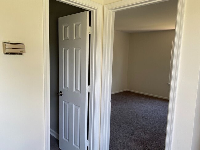 Building Photo - Charming 2-Bedroom Duplex in the Heart of ...