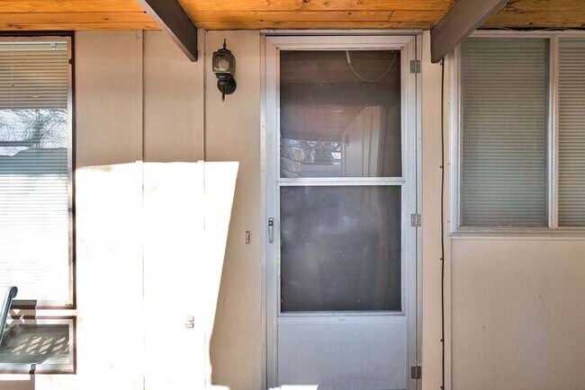 Building Photo - Spacious 2 Bed, 1.5 Bath Townhome Near CMU