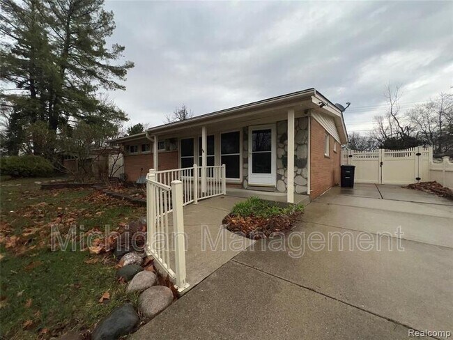 Building Photo - 32028 Maine St