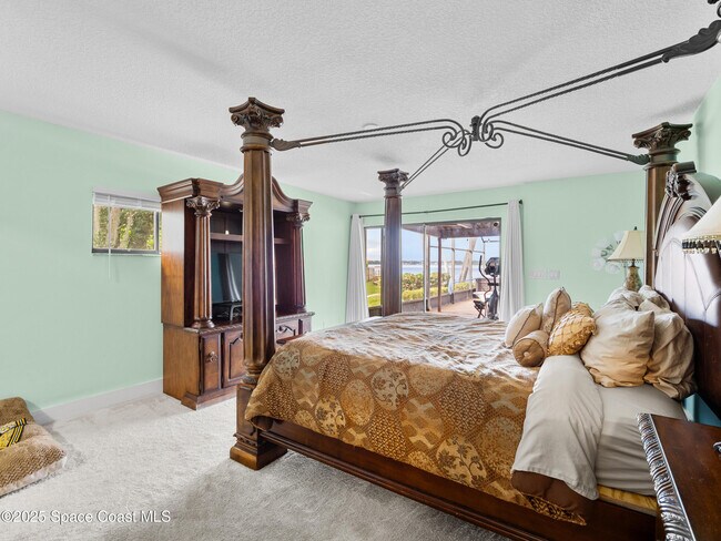 Building Photo - 165 Crispin St