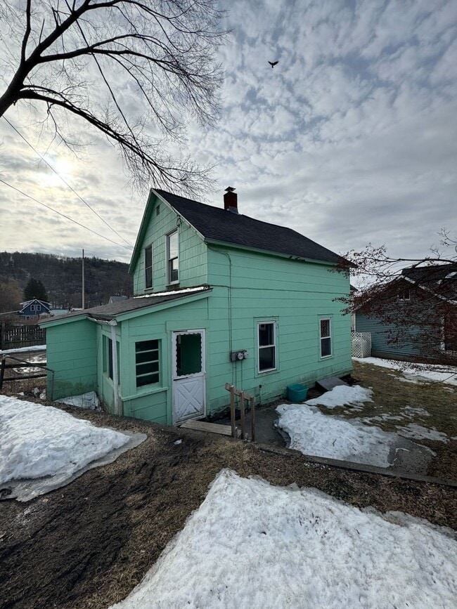 Building Photo - Cozy 2-Bedroom House with Heat Included