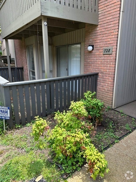 Building Photo - 728 Hedgegrove Dr
