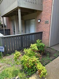 Building Photo - 728 Hedgegrove Dr