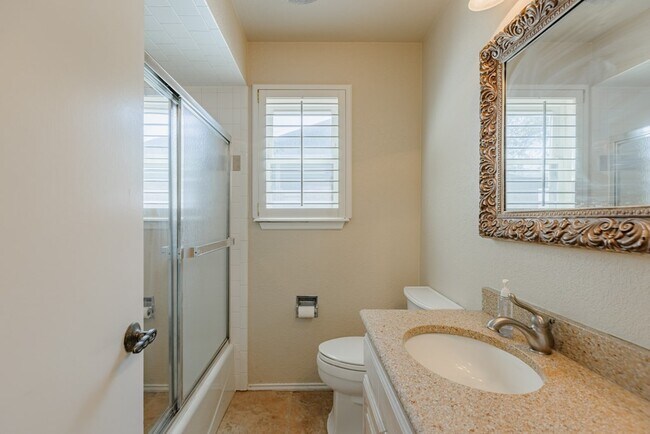 Building Photo - 8707 Holiday Dr