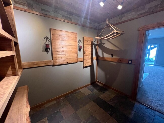Building Photo - 627 N Daylily Dr