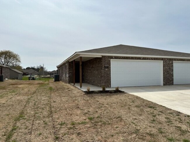 Building Photo - *Pre-Leasing* Three Bedroom | Two Bathroom Duplex with Full Service Lawn Care in Lawlis Ranch