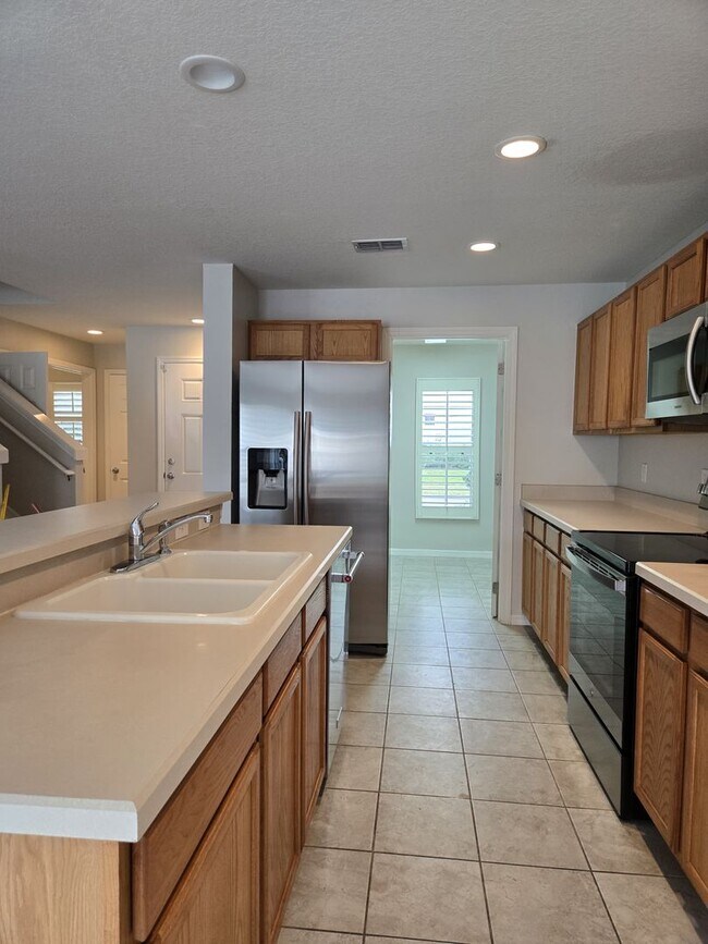 Building Photo - Avalon Park: 3 Bedroom, 2.5 Bath, 2 Car Garage Townhome