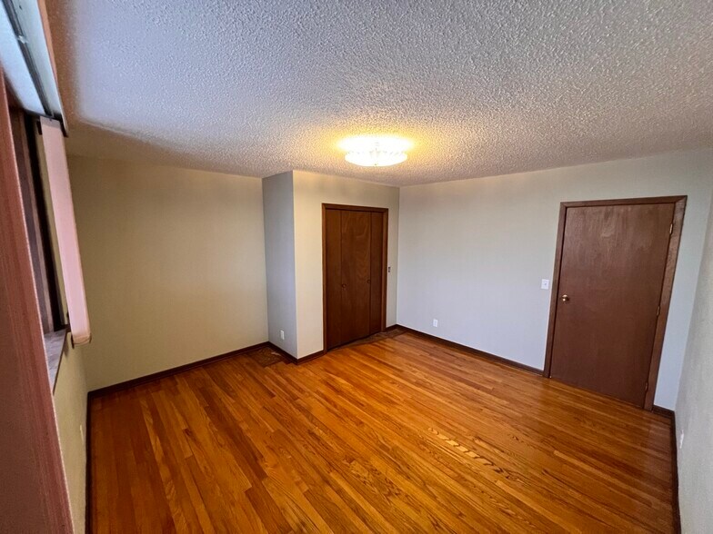 bedroom secondary 2 - 5175 50th Ave