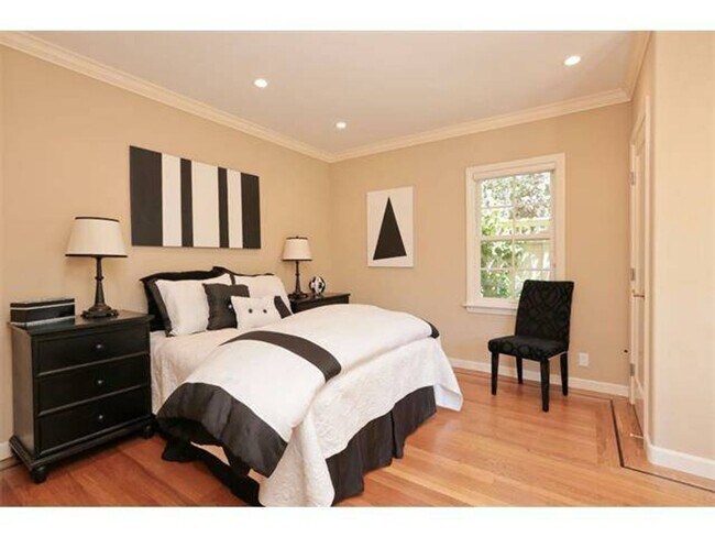 Building Photo - Gorgeous 4 Bed, 3 Bath Home in Desirable C...