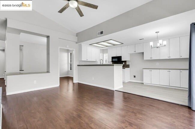 Building Photo - 9438 Tuscany Cir