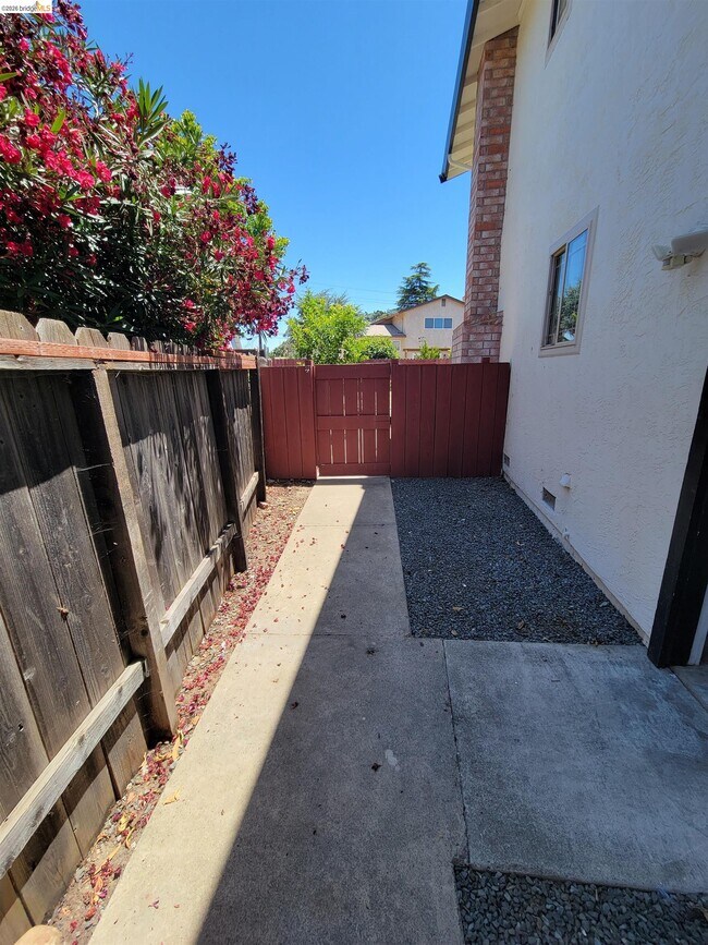 Building Photo - 2210 Sierra Ct