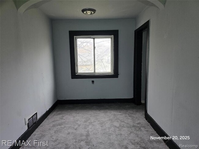 Building Photo - 9379 Manor St