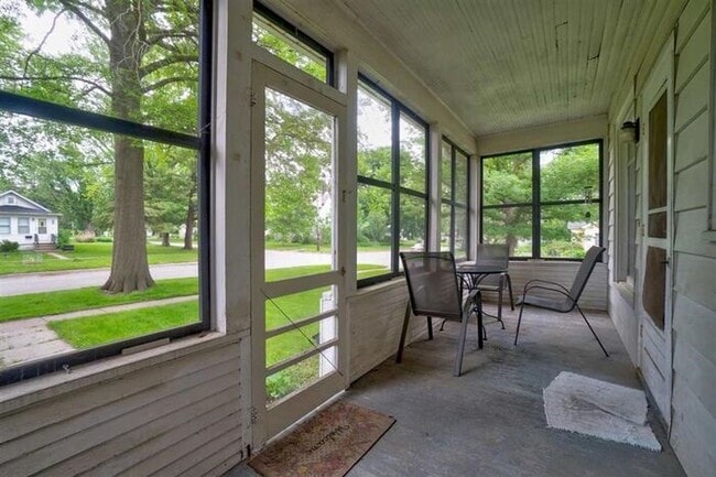 Building Photo - $1,200 | 2 Bedroom, 1 Bathroom 1st Floor Apartment | No Pets | Available for an Immediate Move In!