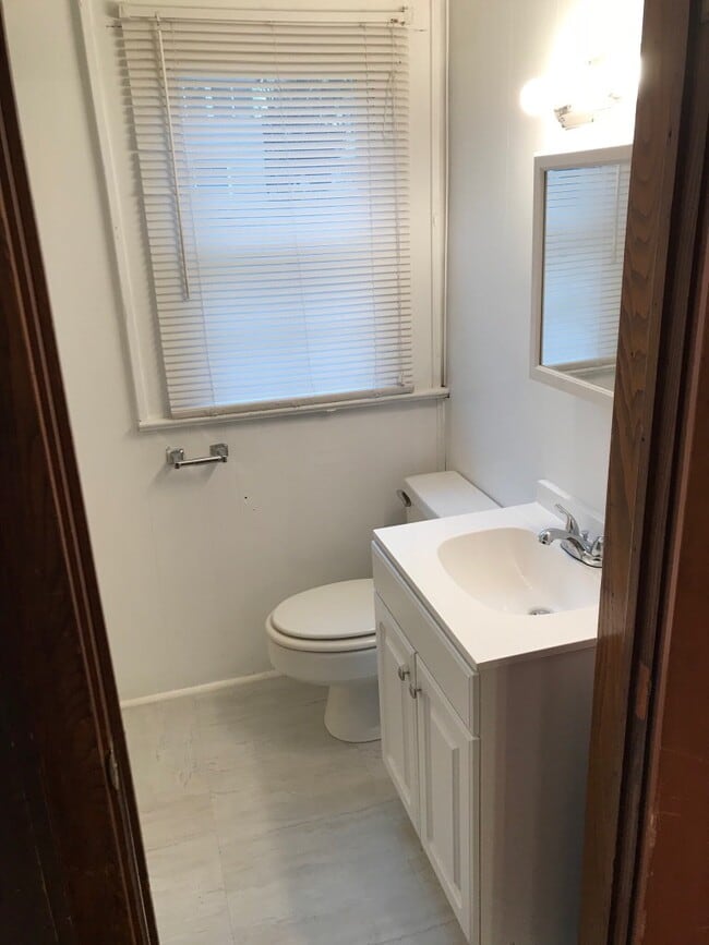 Building Photo - 27 Ravenwood Ave