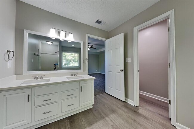 Building Photo - 2994 Brooks Dr