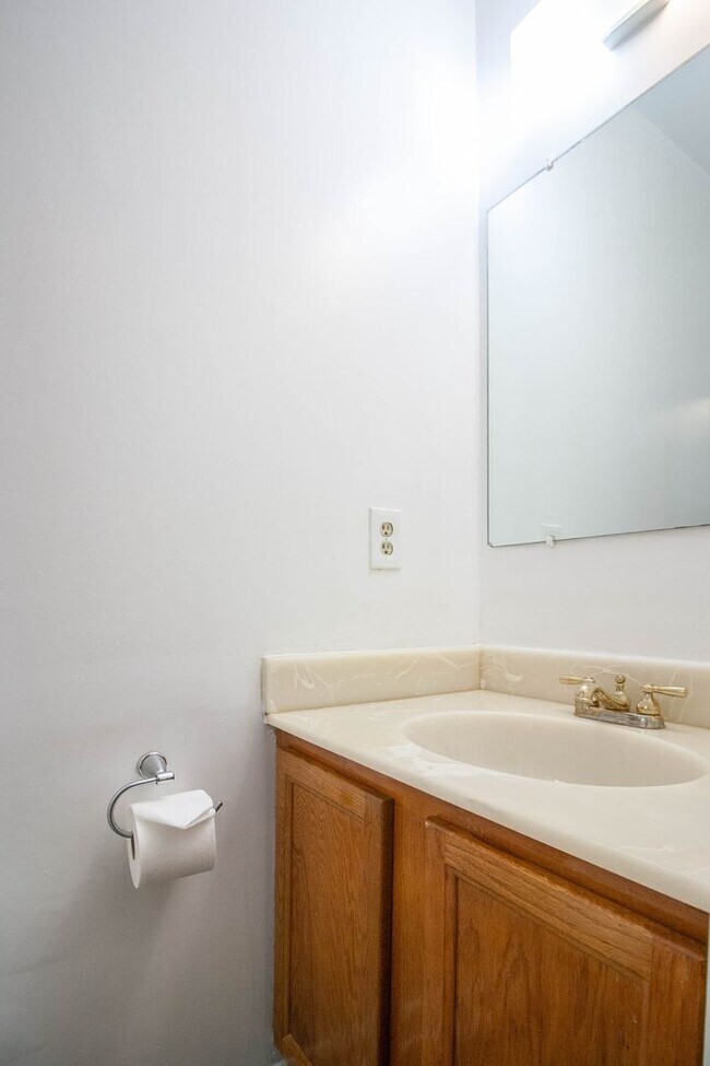 Building Photo - Gorgeous and updated 3Bd/2.5Bth townhome in the Town of Forest Hills! w/2 assigned parking space!