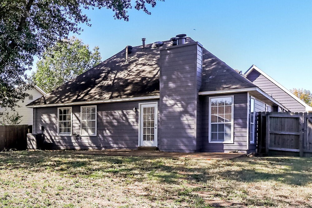 Building Photo - 7017 Juanita Cir S