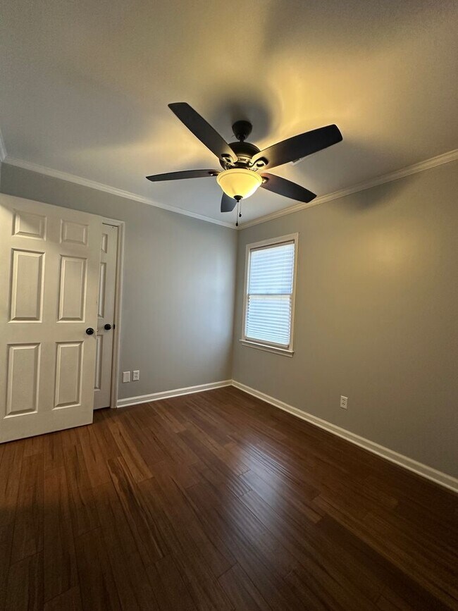 Building Photo - 3 Bedroom, 2 bathroom house on the Eastside, move-in ready