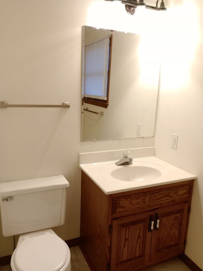 Building Photo - Charming 3 Bedroom, 2 Bath Single Family H...