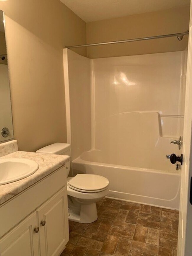 Building Photo - 3 Bedroom, 2 Bath House in Harlem