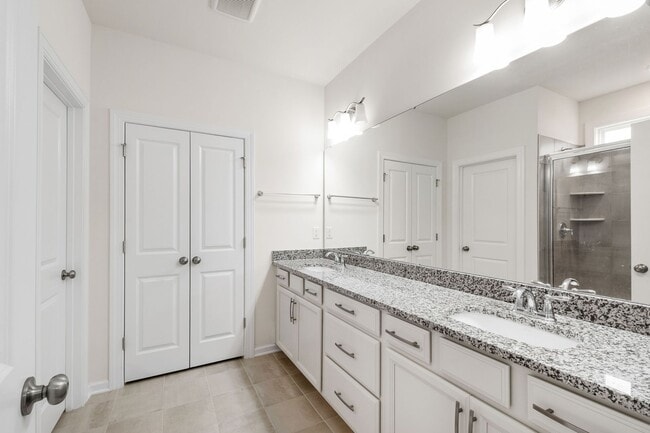 Building Photo - Beautifully Appointed Townhome in Prime Ho...