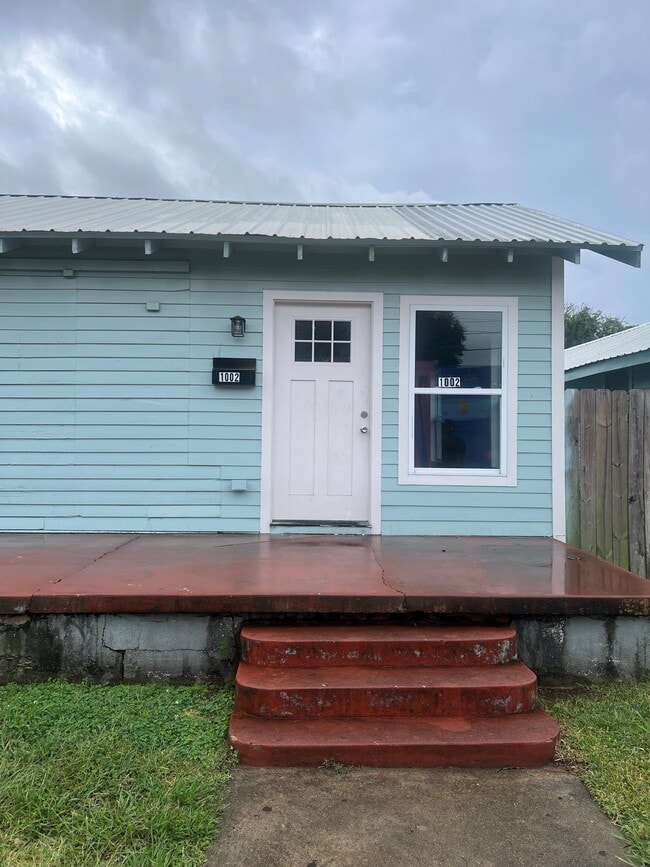 Building Photo - 1002 E Simcoe St