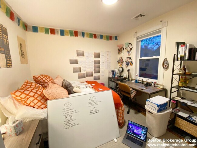 Building Photo - Super Renovated Apt Near NEU!  Laundry in Unit, Spacious and Sunny!