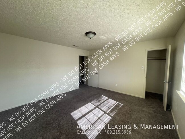Building Photo - 2-Bedroom West End Town Home Available for...