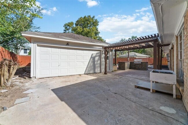 Building Photo - 22122 Woodrose Dr