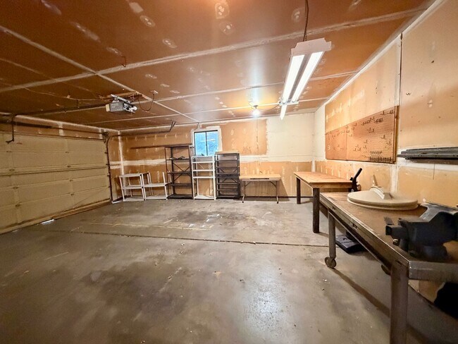 Building Photo - Amazing 3bed/2 bath with finished basement.