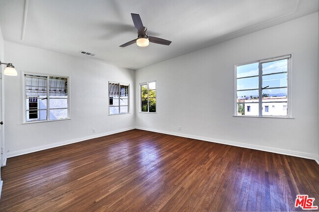 Building Photo - 1087 S Genesee Ave