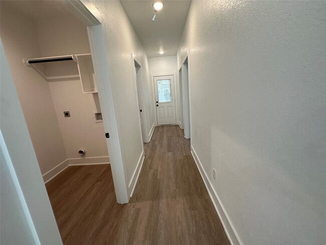 Building Photo - 243 Broadhurst Dr