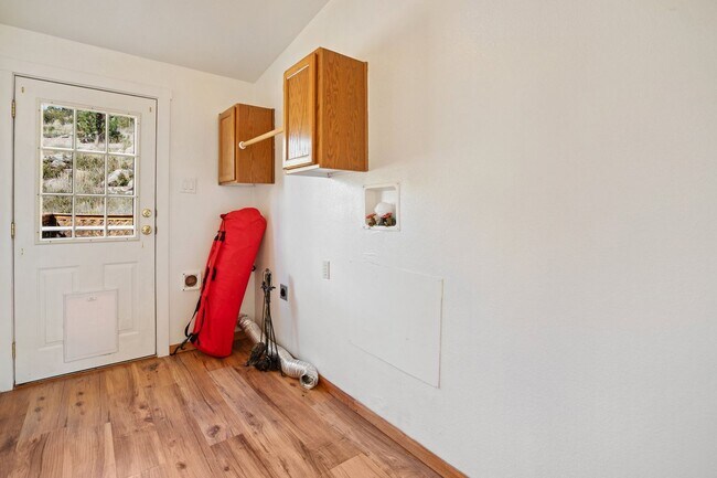 Building Photo - Wonderful Rural Home!