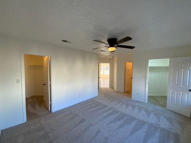 Building Photo - 3 Bedroom Home Available Near Tramway Blvd...