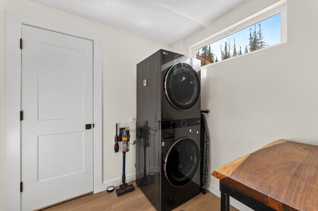 Building Photo - 220 Circle Dr