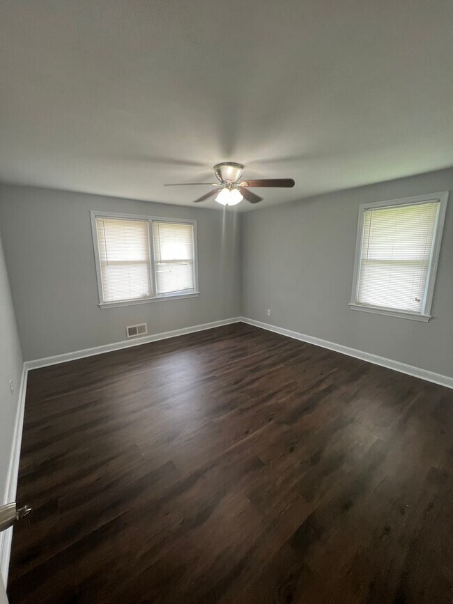 Building Photo - Amazing 6 Bedroom 2 Bathroom home with dual driveways