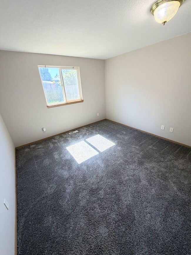 Building Photo - Spacious Keizer Home with Large Fenced Backyard