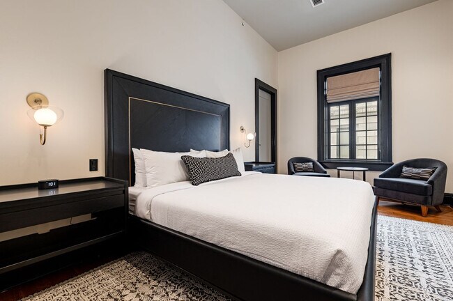 Building Photo - 1011 Canal St